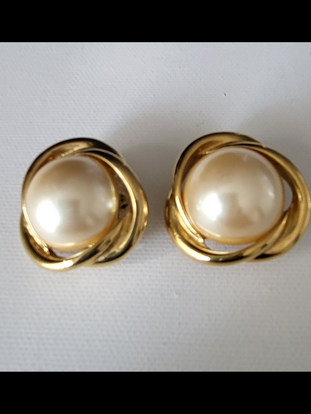 Vintage RICHELIEU Gold-Tone Pearl Clip-on Earrings - Classic Cream